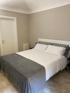 um quarto com uma cama grande e lençóis brancos em ROMA PARADISO GUEST HOUSE em Roma