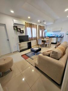 un ampio soggiorno con divano e tavolo di Apartamento confortable a Ciudad del Este
