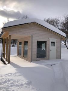 un piccolo edificio con neve per terra di Relaxing cabin a Gravdal