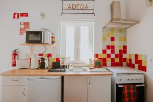 una cucina con bancone, lavandino e forno a microonde di Casa do Meio a Cela Altre 18 foto