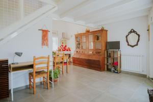 un soggiorno con un tavolo e una sala da pranzo di Casa do Meio a Cela