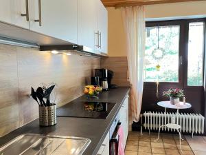 Kuchyň nebo kuchyňský kout v ubytování Apartment Sonnenblick II by Interhome