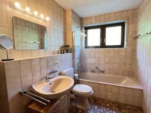 Koupelna v ubytování Apartment Sonnenblick II by Interhome + 40 fotografií
