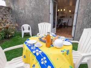 einen Tisch mit einem gelben und blauen Tischtuch in der Unterkunft Holiday Home Ti-Bihan - P in Kertissiec