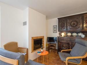 ein Wohnzimmer mit 2 Stühlen und einem Kamin in der Unterkunft Holiday Home Ti-Bihan - P in Kertissiec