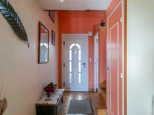 ル・プリュドゥにあるHoliday Home Tal ar Mor - LPU100 by Interhomeのオレンジの壁とドアのある廊下