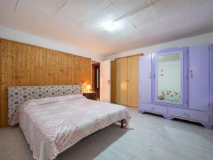 1 dormitorio con cama y ventana grande en Holiday Home Serena by Interhome en Colazza