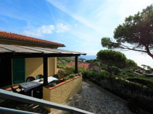 カポリーヴェリにあるApartment Oasis 1 by Interhomeの海の景色を望む家のバルコニー