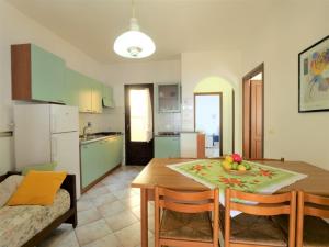 カポリーヴェリにあるApartment Oasis 1 by Interhomeのキッチン、ダイニングルーム(テーブル、椅子付)