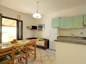 カポリーヴェリにあるApartment Oasis 1 by Interhomeのキッチン、リビングルーム(テーブル、キッチン、ソファ付)
