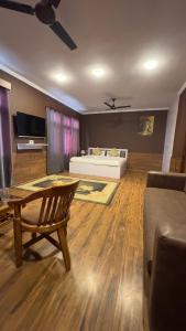een woonkamer met een bank en een tafel bij Hotel Jafson Accommodates in Srinagar