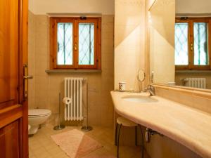 A bathroom at Holiday Home Allodola by Interhome