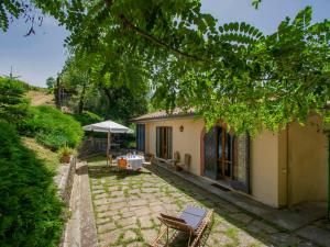 A garden outside Holiday Home Allodola by Interhome