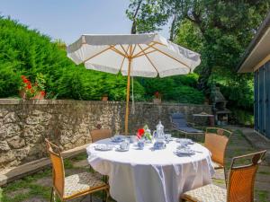 A garden outside Holiday Home Allodola by Interhome