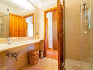 A bathroom at Holiday Home Allodola by Interhome