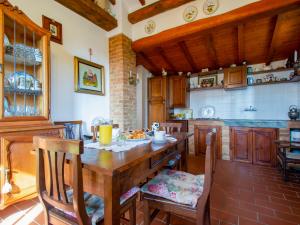 cocina con mesa de madera y sillas en Holiday Home Il Crocino II by Interhome, en Colleoli