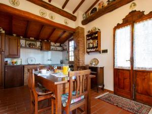 ColleoliにあるHoliday Home Il Crocino II by Interhomeの部屋にある木製のテーブルのあるキッチン