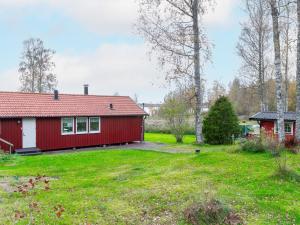 una casa rossa con un tetto rosso in un cortile di Holiday Home Gapern - VMD044 by Interhome a Killstad