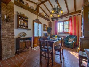 ColleoliにあるHoliday Home Il Crocino II by Interhomeの部屋にテーブルと椅子のあるキッチン +21枚の写真