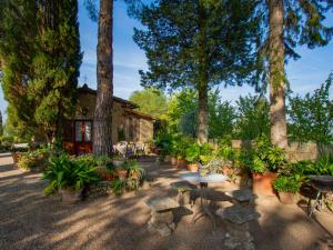 ColleoliにあるHoliday Home Il Crocino II by Interhomeのパティオ(テーブル付)