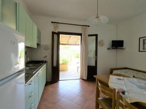 カポリーヴェリにあるApartment Oasis 3 by Interhomeのキッチン(テーブル付)、パティオへのドア
