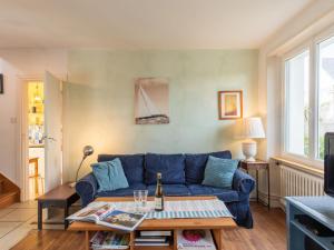 ル・コンケにあるHoliday Home Kersowen - LCQ102 by Interhomeのリビングルーム(青いソファ、テーブル付)