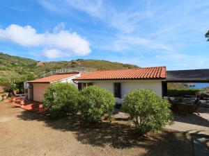 Nespecifikovaný výhled na hory nebo výhled na hory při pohledu z prázdninového domu