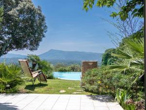 uma cadeira ao lado de uma piscina em Villa La Colline - GAR250 by Interhome em Garéoult