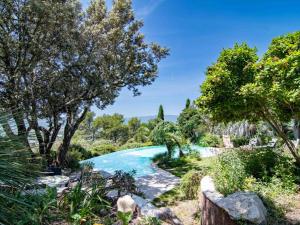 uma piscina num jardim com árvores em Villa La Colline - GAR250 by Interhome em Garéoult