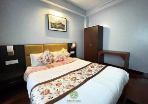 Кровать или кровати в номере Green Tara Service Apartment Red