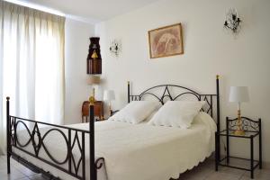 een slaapkamer met een groot bed met witte lakens bij Ravissante Villa en bord de plage aux Grenettes in Sainte-Marie-de-Ré