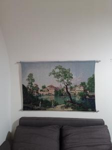 Kastrisiánika的住宿－ANNA，挂在沙发上墙上的挂毯