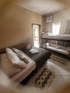 1 dormitorio con 2 literas y 1 cama con almohadas en Apart Luis, en Penha