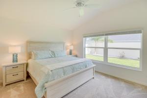 Un dormitorio con una cama y una ventana grande. en Community Pool and Tennis Court Gem in The Villages, en Leesburg
