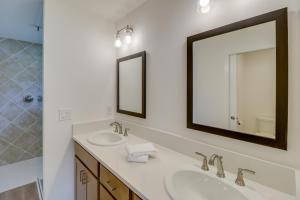 Un baño con dos lavabos y un espejo. en Community Pool and Tennis Court Gem in The Villages, en Leesburg 17 fotos más