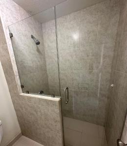 eine Dusche mit Glastür im Bad in der Unterkunft Hotel Quinta San Carlos Inn in Manuel Valdez
