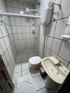 uma casa de banho com um WC e um lavatório em Morro de São Paulo Hospedagens em Morro de São Paulo