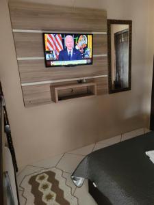 una televisione su un muro in una stanza di Apart Luis a Penha