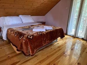 Tempat tidur dalam kamar di Μονοκατοικία μέσα στα έλατα