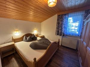 カウナータールにあるAppartements Max&Moritzの木製の天井のベッドルーム1室(大型ベッド1台付)