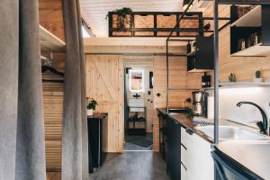 Kuchyň nebo kuchyňský kout v ubytování Idyllisches Tiny House mit Sauna