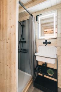 a bathroom with a sink and a bath tub at Idyllisches Tiny House mit Sauna in Löbau
