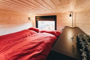 a room with a bed and a table with a lamp at Idyllisches Tiny House mit Sauna in Löbau