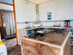 Cuisine ou kitchenette dans l'établissement Merakai Hostel Rincon del Mar