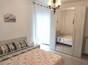 um quarto com um espelho e uma cama em La casetta di Angela em Lanciano