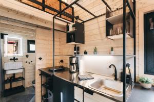 Kuchyň nebo kuchyňský kout v ubytování Idyllisches Tiny House mit Sauna