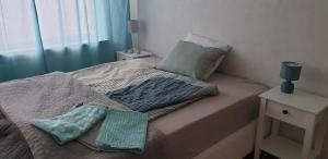 uma cama com duas almofadas em cima em City apartment Pieksämaki em Pieksamaki