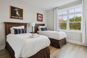 Un dormitorio con dos camas y una ventana. en 2 Bedroom Condo only steps to the Village!, en Blue Mountains 44 fotos más