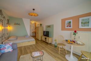 Cette petite chambre comprend un lit et une table. dans l'établissement Bel aparté, design, proche domaine universitaire Turly, à Bourges