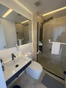 uma casa de banho com um WC, um lavatório e um chuveiro em Hard Rock at Cana Rock 3 by Unwind Properties em Punta Cana